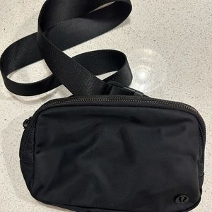 Lululemon crossbody (Everywhere belt bag)